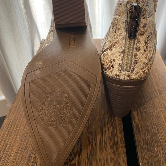 VINCE CAMUTO GRADINA Reptille snake skin Ankle Boots size 9 - Picture 7 of 10